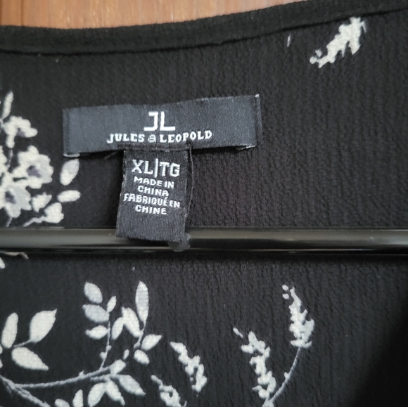 Bundle of three (3) Women's XL Loose Fitting Floral Blouses, EUC - Picture 4 of 13